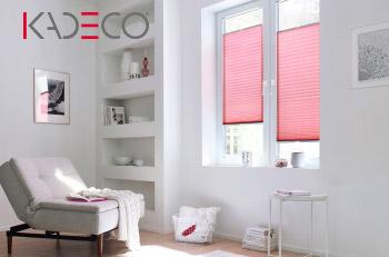 Kadeco Plisse Sichtschutz, Sonnenschutz rot Kadeco Plissee Sichtschutz, Sonnenschutz rot individuell Maße im Wohnzimmer halb geöffnet
